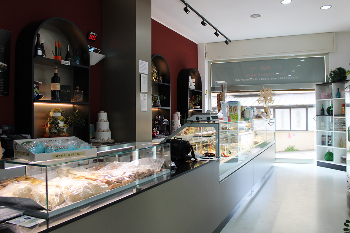 Interno della pasticceria Novecento Cakes