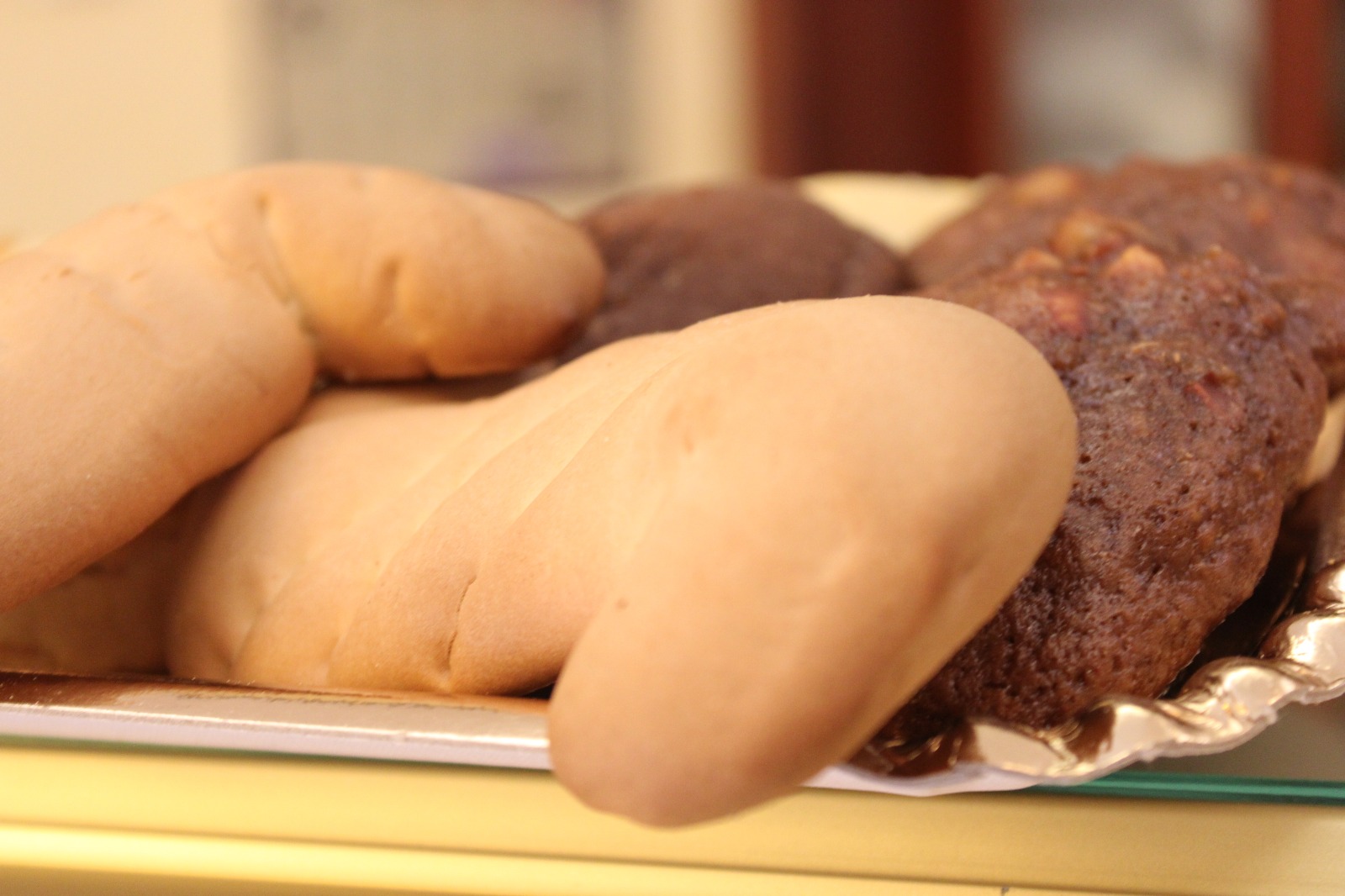 [Immagine di vari biscotti artigianali disposti su un tavolo di legno]